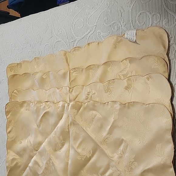 Four 100% Polyester Placemats - Picture 2 of 12